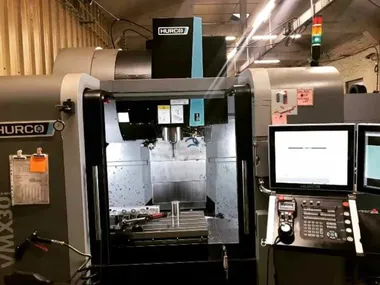 Centre d'usinage vertical Hurco VMX30i dans l'atelier, pupitre de commande à droite