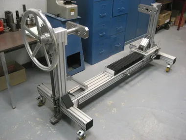 Ensemble mécanique en profilés aluminium sur roulettes, volant de réglage et rail de guidage