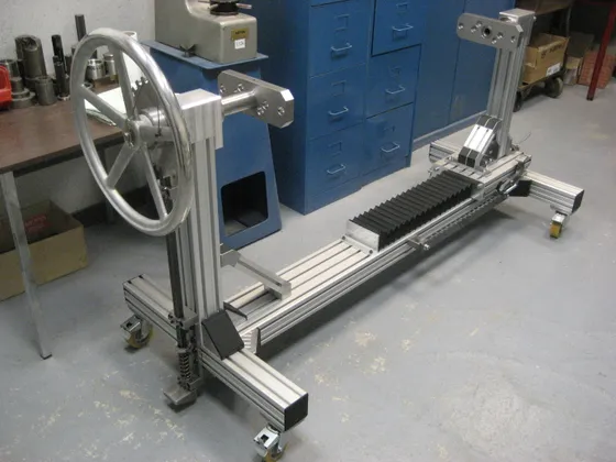 Ensemble mécanique en profilés aluminium sur roulettes, volant de réglage et rail de guidage